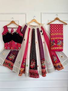 Spécial Navratri : Lehenga Choli Dupatta pour femme, en pur coton, imprimé Ajrakh, avec travail de miroirs et coquillages véritables, longueur ras du sol, pour fêtes et Diwali - Product Image 3