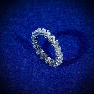 Anillo de Eternidad de Moissanita Blanca con Corte de Corazón, Banda Plateada con Incrustaciones, Joyería de Compromiso y Boda para Mujer - Product Image 3