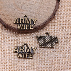Colgante con letras 'Esposa del Ejército' 19x13mm de aleación de zinc en plata envejecida para llavero de esposa militar - Product Image 4