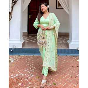 Ensemble de costume en satin vert taille XS Tashi - Product Image 5