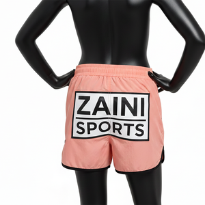 Shorts coupe-vent pour femmes en tissu polyester tissé, respirant, avec empiècements latéraux noirs et patch logo personnalisé. - Product Image 2