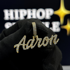 Pendentif personnalisé HIPHOP SPARKLE avec le nom Aaron, en argent sterling 925 plaqué or rose, avec moissanite VVS, style hip hop glacé, charme unisexe - Product Image 1
