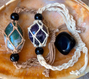 Juego de 3 Pulseras de Macramé Hechas a Mano con Piedras Naturales Ajustables, Estilo Bohemio, con Cristales, para Mujer, Joyería con Energía Curativa - Product Image 2