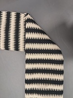 Tissu en crochet noir et blanc en gros, motif chevron rayé horizontal épais pour vêtements et articles d'ameublement