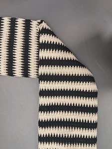 Tissu en crochet noir et blanc en gros, motif chevron rayé horizontal épais pour vêtements et articles d'ameublement - Product Image 3