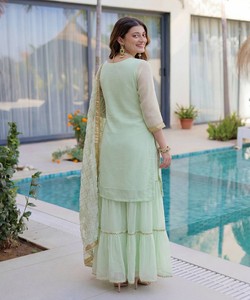 Ensemble haut, sharara et dupatta en coton de luxe, avec broderie fantaisie en géorgette, travail de sequins et zari, multicolore, pour tenue de fête, prix de gros, ethnique - Product Image 2