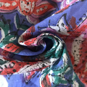 Tela de algodón estampada a mano – Diseño floral paisley abstracto sobre base azul índigo |   Textiles Artesanales Indios - Product Image 2