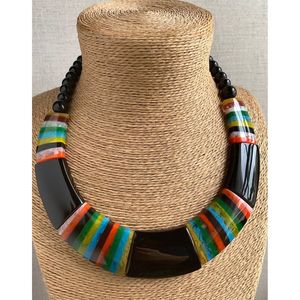 Collier artisanal en résine et bois avec des bords lisses, accessoires de bijouterie - Product Image 3