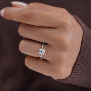 Impresionante anillo de compromiso de moissanita de corte redondo, oro blanco 18 quilates con sólido de configuración de pavé para regalos de boda de estilo moderno - Product Image 5