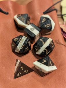 Dados de Juego Hechos a Mano de Hueso con Acabado Natural, Números Tradicionales, Forma Compacta, Piezas de Juego de Mesa - Product Image 3