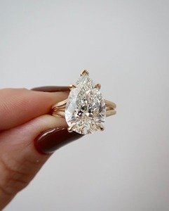 แหวนเพชรทรงลูกแพร์ขนาด 4.50 กะรัต เพชรเพาะเลี้ยง ตัวเรือนทองคำขาว 14K แบบ 5 กรงเล็บ แหวนวงแหวนแยกส่วน แหวนหมั้นแบบโซลิแทร์ - Product Image 3