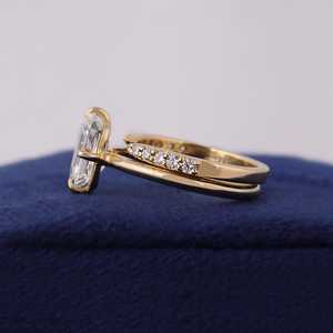 Ensemble de bagues à double bande en or massif 14 carats avec diamant taille Ashoka de 1,01 carat, cultivé en laboratoire, pour femme, idéal pour les fêtes, les promesses ou comme cadeau pour elle. - Product Image 2