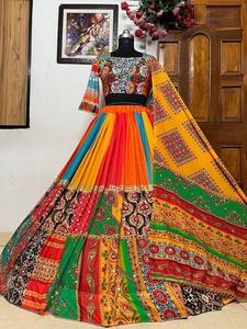 Ensemble ethnique pour femme en coton mousseline, Lehenga Choli avec dupatta en dentelle, imprimé numérique et travail miroir, longueur ras du sol, pour mariage, fête et Diwali - Product Image 5