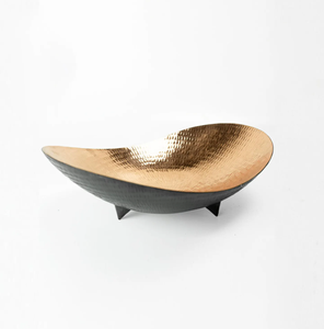 Moderno Cuenco Decorativo Ovalado de Latón Martillado con Base para Frutas y Llaves, Centro de Mesa Metálico Curvo con Acabado Dorado Martillado - Product Image 1