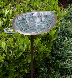 Bebedero para Pájaros de Metal con Diseño de Hojas en Dos Tonos de Cobre Antiguo, Decoración para Jardín y Patio Exterior, Bandeja para Alimentar Pájaros con Base de Estaca - Product Image 4