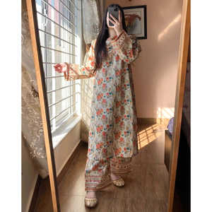 Ensemble de femmes de créateur imprimé et brodé pour un look de fête - Product Image 2