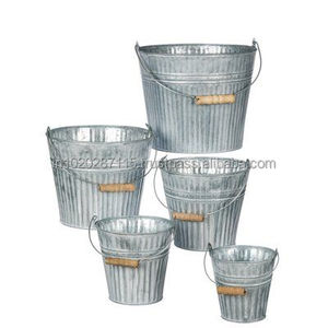 Jardinière galvanisée en détresse avec photo nostalgique conçue pour être utilisée dans les chemins de jardin de ferme et les marches du porche - Product Image 6