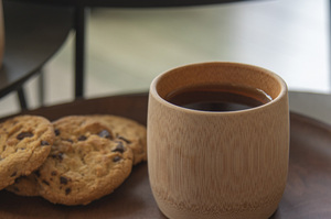 Gobelet à thé en bambou personnalisé et durable 99 tasse à couvercle naturel en or avec soucoupe tasse écologique réutilisable pour un usage quotidien - Product Image 2