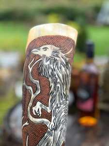 Corne à boire viking moderne, motif Fenrir/Corbeau d'Odin, écologique, faite à la main, durable, en corne de buffle, décoration d'intérieur, cadeau d'affaires, artisanat - Product Image 4