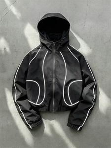 Chaqueta Cortavientos Acolchada con Capucha, Diseño Moderno, Resistente al Viento, con Franjas Reflectantes, Deportiva, de Alta Calidad, Colores y Logotipo Personalizables - Product Image 1