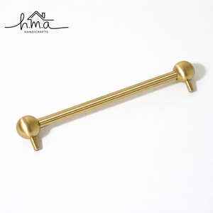 Tirador de gabinete moderno de latón cepillado con extremos hexagonales, tirador minimalista para cajones, tirador de lujo para muebles de cocina. - Product Image 2