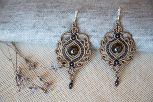Boucles d'oreilles pendantes en macramé hématite faites à la main, pierre naturelle grise, cordon beige et noir, bijoux artisanaux bohèmes - Product Image 3