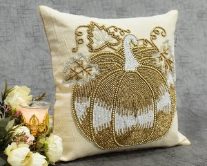Housse de coussin décorative brodée à bas prix avec détails perlés pour canapé, fauteuil, lit et décoration intérieure confortable pour le salon - Product Image 1