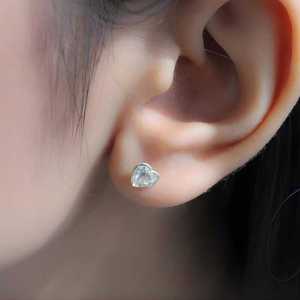Pendientes de plata de ley 925 con moissanita talla corazón, VVS, engaste de bisel, cierre de rosca, para mujer, regalo - Product Image 2
