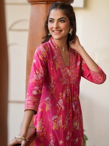 Ensemble Kurta Anarkali Premium pour Femme, Imprimé Botanique Rose Rani, Manches Trois-Quarts, Pantalon à Motifs, Décontracté et Festif - Product Image 6