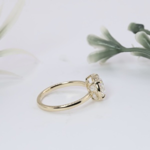 Anillo de compromiso moderno de oro amarillo con diamante ovalado de laboratorio, engaste horizontal de media montura con garras, joyería fina - Product Image 2