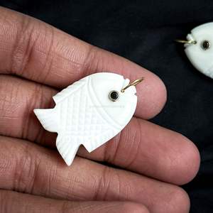 Colgante de pez de howlita AAA, collar de plata 925 hecho a mano con dije de pez de piedra preciosa, tallado a mano, cristal curativo, fabricación de joyas al por mayor - Product Image 1