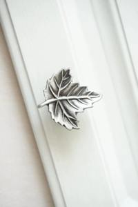 Cada giro de la manija de la puerta de metal comienza una pequeña aventura más allá de la puerta, increíblemente diseñada por KHOOSI OVERSEAS. - Product Image 2