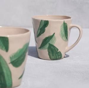 Elegante Taza de Café de Cerámica Beige con Diseño Floral, Acabado Brillante y Asa Cómoda para Uso en Casa, para Té o Café - Product Image 3
