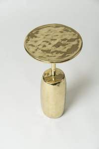 Impresionante mesa auxiliar de metal que convierte las esquinas ordinarias en puntos de atención elegantes con un esfuerzo mínimo. - Product Image 5