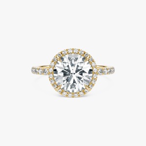 Anillo de Diamante Cultivado en Laboratorio con Halo Redondo de 2 Quilates, Banda Pavé de Oro Amarillo, Proveedor de Joyería Nupcial - Product Image 1