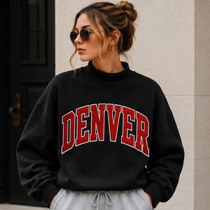 เสื้อสเวตเชิ้ตคอเต่าแบบสั่งทำพิเศษของเดนเวอร์ ผ้าฟลีซหนา 350GSM ชุดสำหรับวันแข่งขันในมหาวิทยาลัย ตกแต่งด้วยอัพพลิเคชั่น แพทช์เชนิลล์แบบเย็บติด - Product Image 1