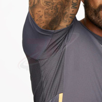 T-shirt de compression gris à manches courtes pour homme, coupe ajustée, séchage rapide, vêtement de sport athlétique, col rond, en polyester tricoté, vente en gros personnalisée