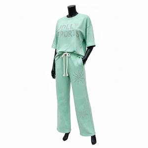 Ensemble t-shirt et pantalon en molleton doux 230 GSM pour femme, vert menthe, avec logo personnalisé en transfert thermique et strass. - Product Image 4