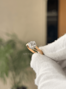 Bague de fiançailles solitaire ronde en diamant de laboratoire exquis, avec tige en filigrane cathédrale, bijoux raffinés en or 18 carats - Product Image 4