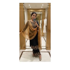 Ensemble Kurti en soie chinon de qualité supérieure avec broderie de sequins et zari, bordure en dentelle à motifs de pièces de monnaie, micro-dentelle intérieure, plazzo de 37 pouces, dupatta taille unique en soie organza - Product Image 1