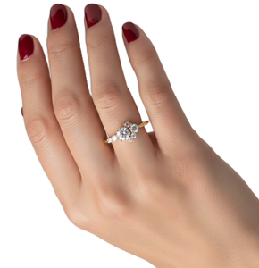 แหวนเพชรทรงกลมเม็ดเดี่ยว ดีไซน์ลายดอกไม้สุดพิเศษ ทองคำแท้ 18K สีเหลือง ประดับเพชรแล็บโกรว์ DEF Color VS VVS Clarity สำหรับงานหมั้น - Product Image 6