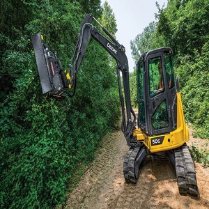 Mini-excavatrice John Deere avancée avec accessoire de broyage pour des performances de creusement et de coupe de végétation puissantes - Product Image 6