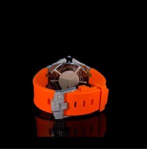 นาฬิกาข้อมือหรูหราแบบกำหนดเองที่น่าดึงดูดใจ ประดับเพชรโมอิสซาไนต์ทรงกลม สไตล์ฮิปฮอป ดีไซน์หนาม ตัวเรือนสแตนเลสสตีล สำหรับผู้ชาย จากอินเดีย - Product Image 4