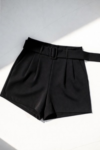 Shorts-jupe décontractés pour femme en toile noire à taille mi-haute, brodés de fleurs, à taille élastique, coupe régulière et respirants - Product Image 1