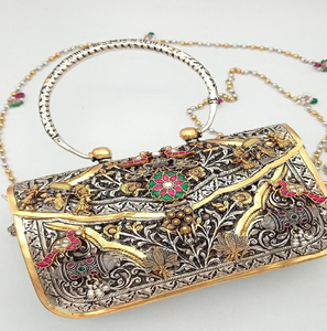 Bolso de mano plateado esmaltado con vibrantes motivos de hojas rosas, detalles a cuadros azules, pájaros con gemas y asa superior de anillo, al por mayor. - Product Image 5
