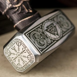 Marteau Viking personnalisé DIY OEM, fait main, en acier au carbone, face rectangulaire, manche en bois gravé avec des symboles nordiques, poignée antidérapante - Product Image 3