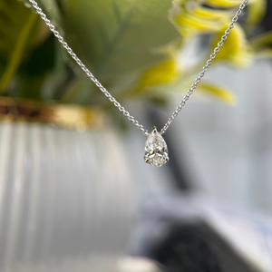 Colgante de Diamante Brillante en Forma de Pera, 1.30 Quilates, E VVS2, Certificado IGI, Oro Blanco de 14K, Joyería Fina - Product Image 2