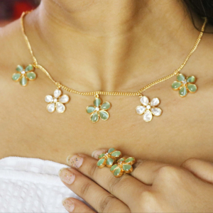 Ensemble de bijoux Aqua Quartz Flower Set, collier et boucles d'oreilles, fabrication artisanale en laiton plaqué or 18 carats - Product Image 1