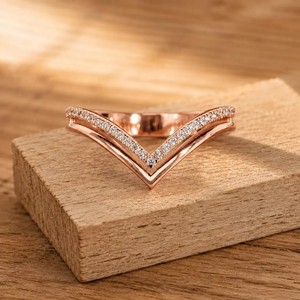 Magnifique alliance de mariage en or massif 10K 14K 18K avec diamant de laboratoire rond certifié IGI, couleur DEF, clarté VVS-VVS, double courbure, style chevron - Product Image 3