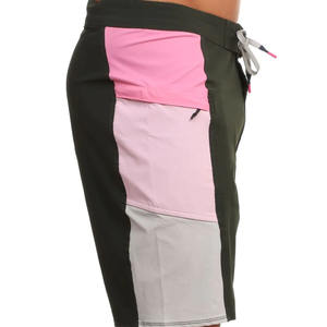 Shorts de bain rayés pour hommes à taille mi-haute avec logo personnalisé, respirants, séchage rapide, imperméables, écologiques, extensibles dans quatre directions - Product Image 4